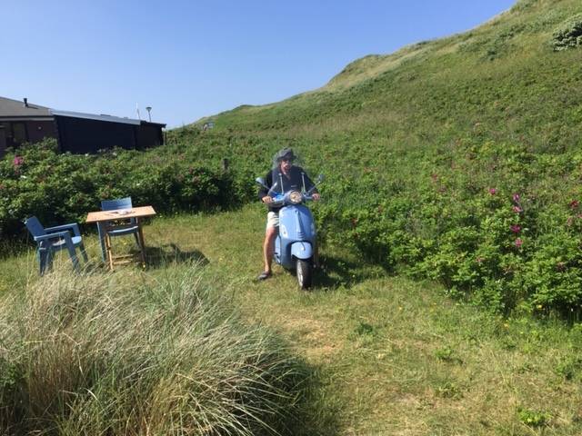 De Vespa kon veilig achter het huisje worden gestald